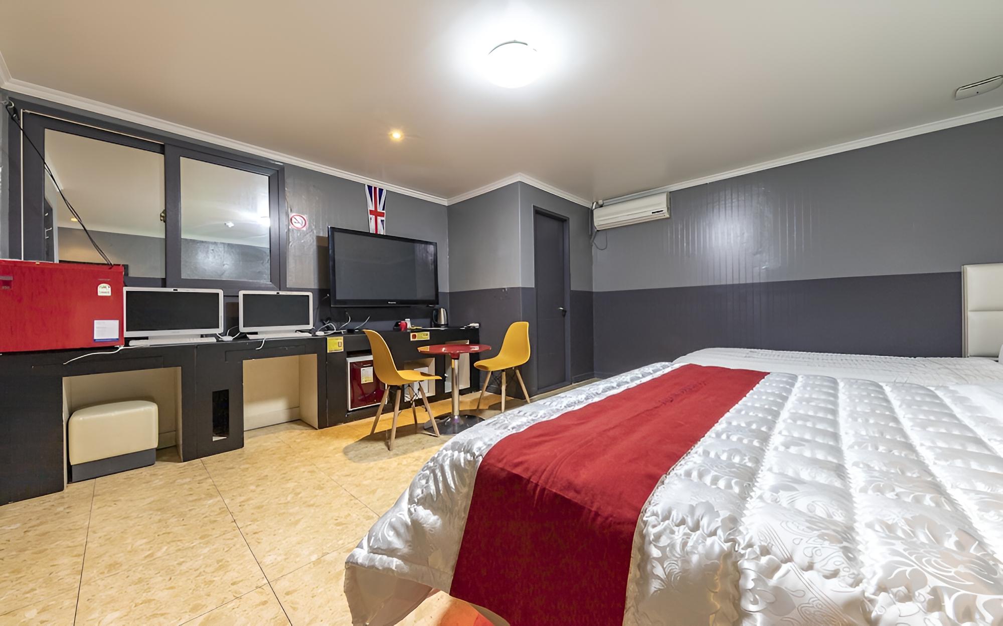 Room (VIP Suite Twin (Netflix/Breakfast)) photo 2