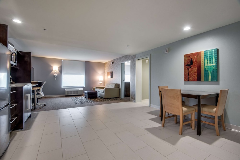 Suite, 1 Queen Bed, Accessible (Hearing) photo 1