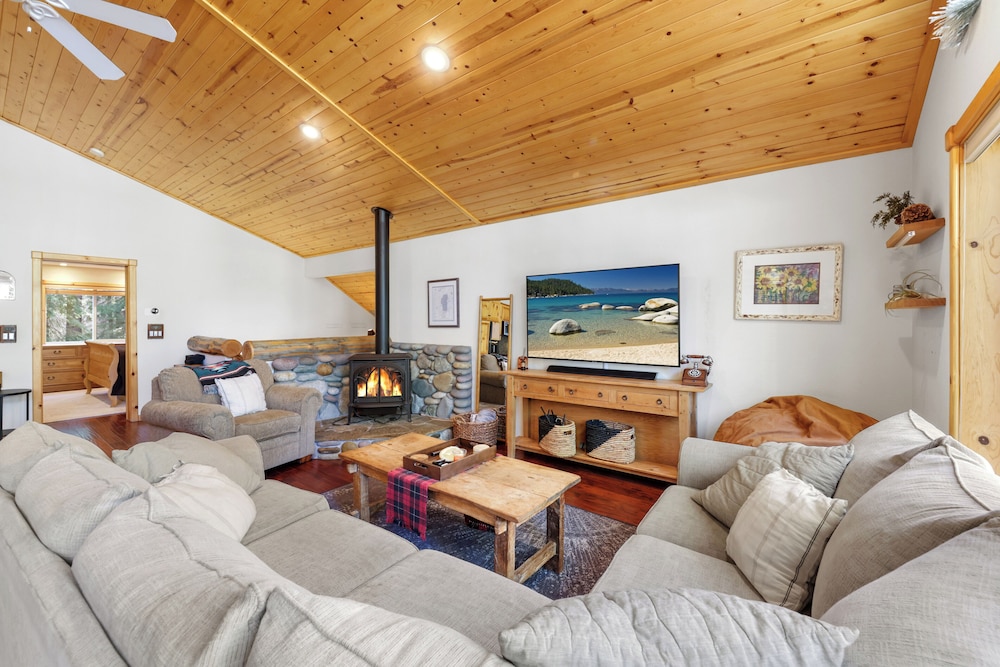 House, Multiple Beds, Hot Tub, Mountain View (Alpine Gem)