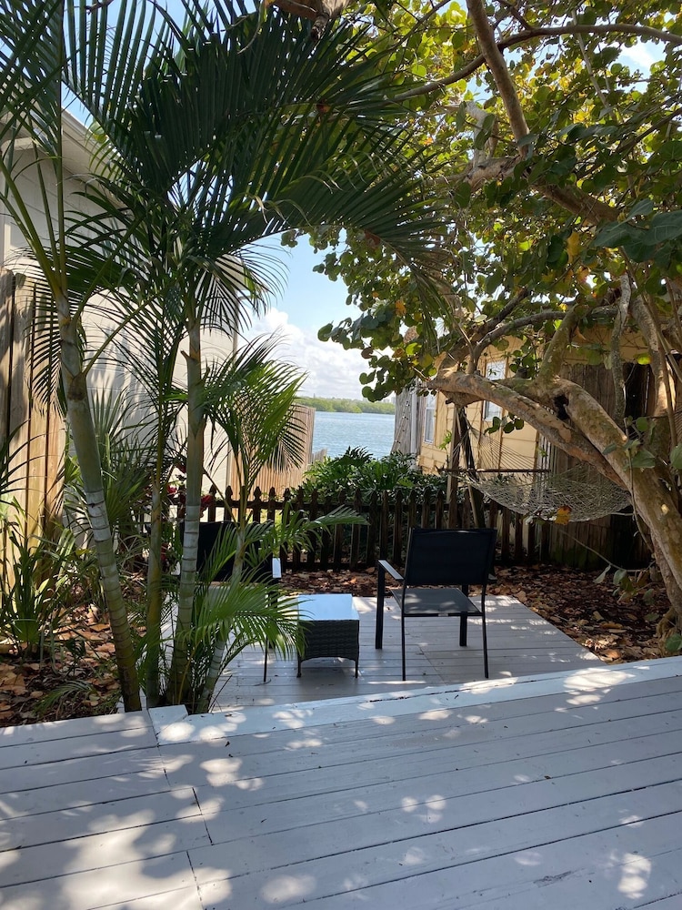 Luxury Cottage, 1 Bedroom, Hot Tub, Bay View (Rainforest Room) photo 3