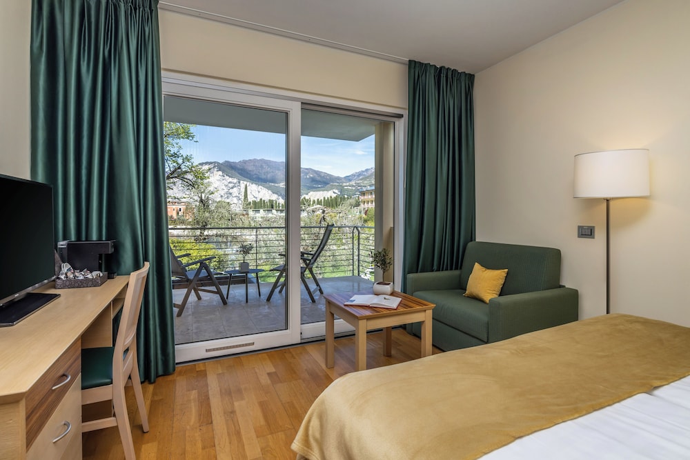 Classic Double or Twin Room, 1 Double or 2 Twin Beds, Non Smoking, Poolside (GARDA SPIRIT)