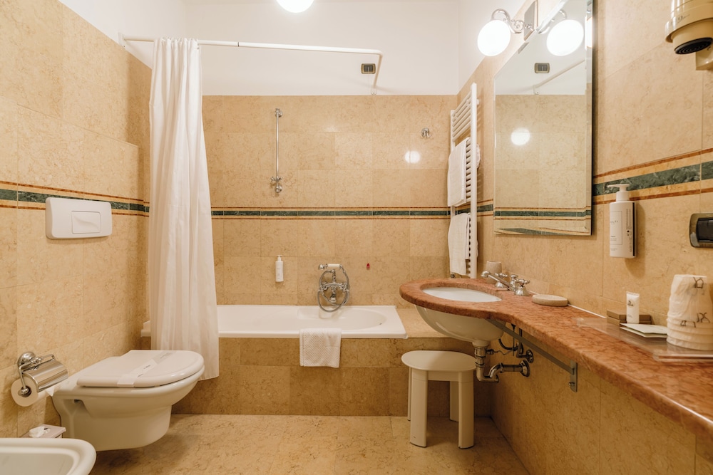 Deluxe Room with patio and lake view - Annex building photo 3