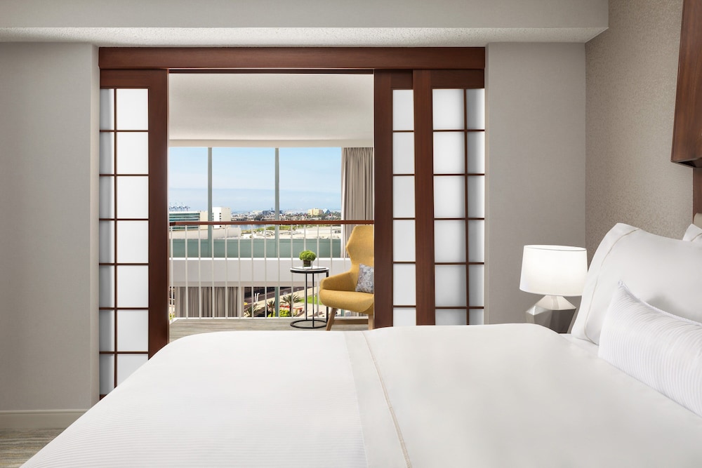 Suite, 1 King Bed - Photo 2