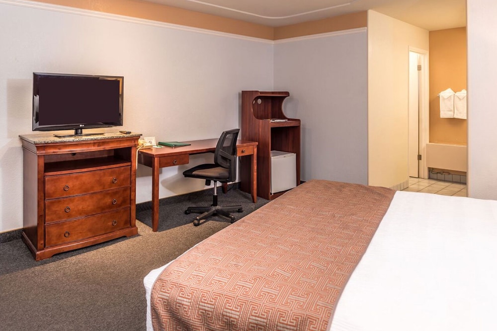 Standard Room, 1 King Bed - Photo 5