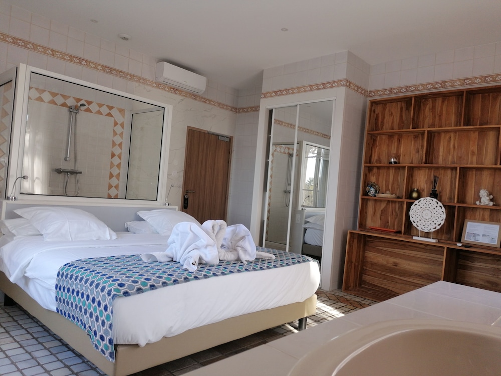 Superior Double Room, 1 Queen Bed, Pool View