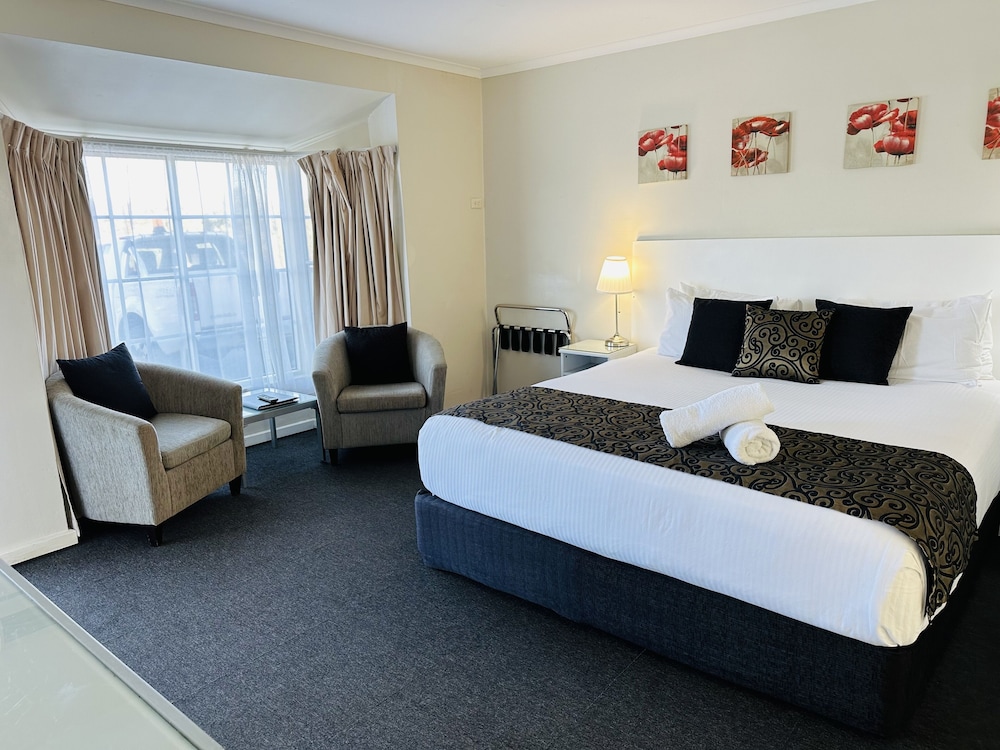 Deluxe Room, 1 King Bed, Bathtub, Valley View - Photo 2