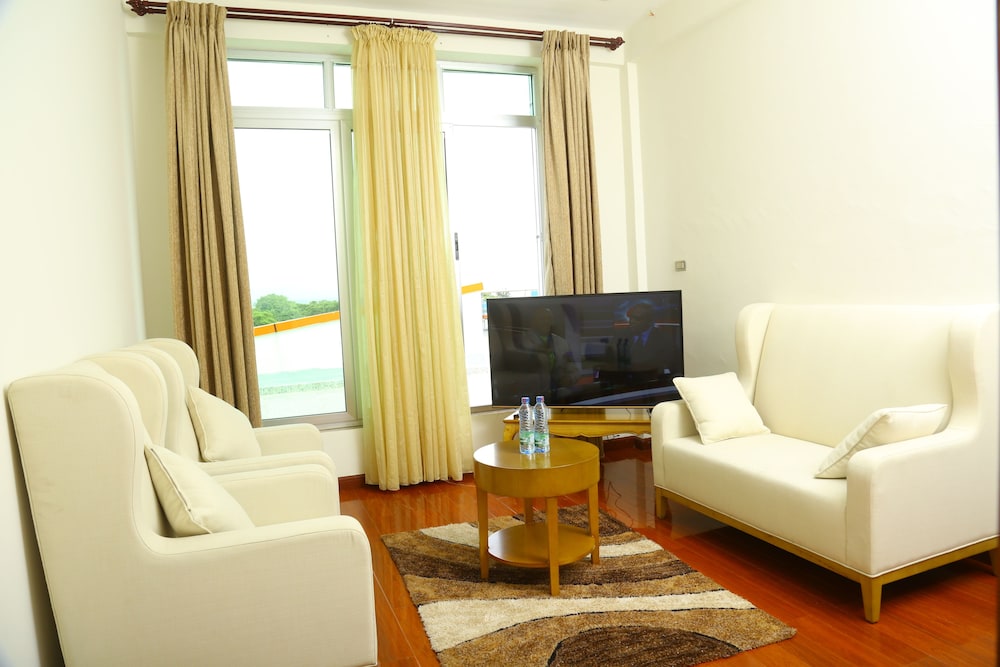 Deluxe Room, 1 King Bed, Accessible, Lake View photo 3