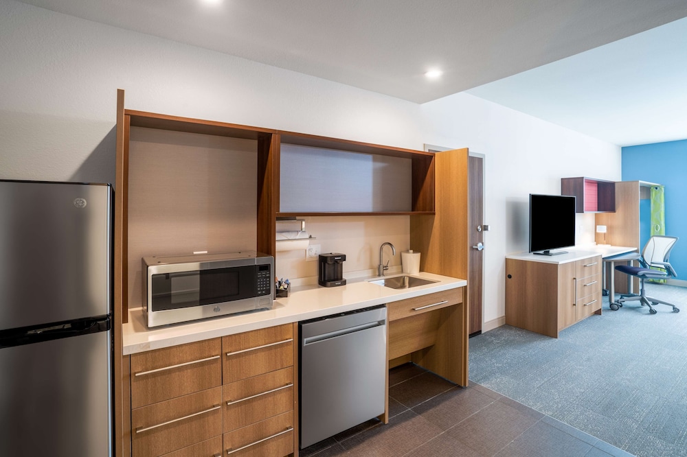 Studio, 1 King Bed, Accessible (Mobility & Hearing, Roll-in Shower) photo 2