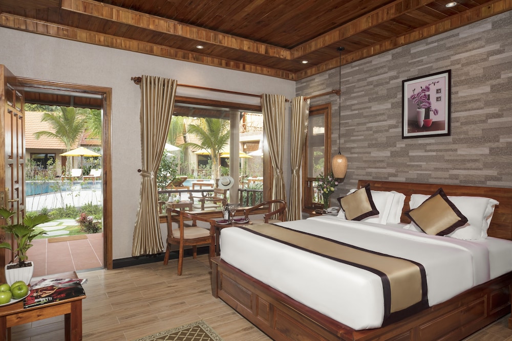 Superior Bungalow, 1 Queen Bed, Pool View photo 1