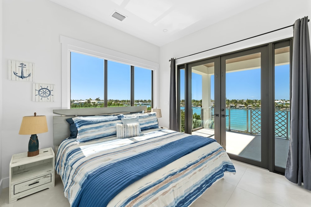 Luxury Seaside Escape ~ Heated Pool w Jacuzzi ~ Elevator ~ Dock ~ Scenic Views, Billede 8
