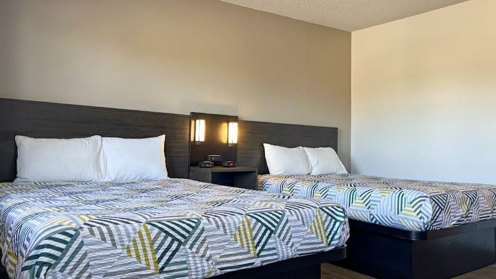 Deluxe Suite, 2 Queen Beds, Non Smoking, Kitchenette