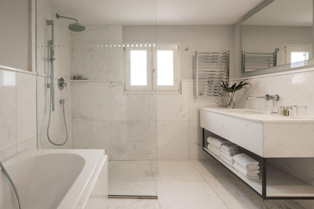 Deluxe Suite, Jetted Tub (Terrace) thumbnail 5