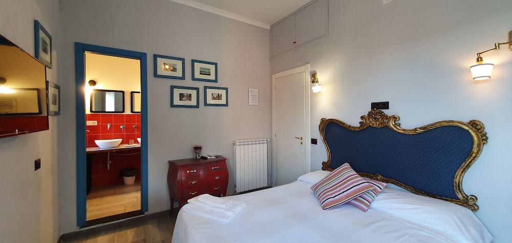 Deluxe Room, 1 Queen Bed, Non Smoking, City View