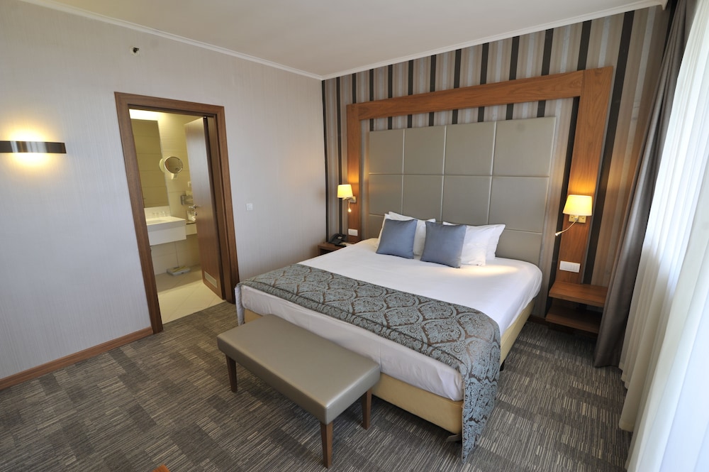 Suite, 1 King Bed, Non Smoking, Balcony - Photo 3
