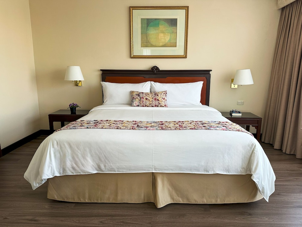 Room, 1 King Bed, Non Smoking (Suite) - Photo 4