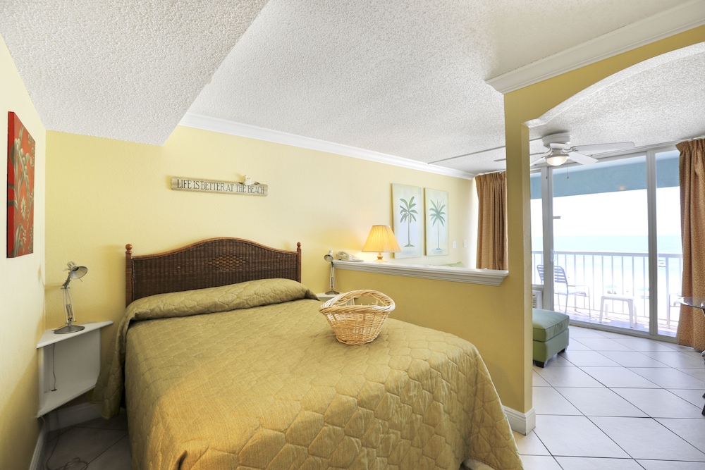 Studio, One Queen and One Sofa Bed, Beachfront photo 2