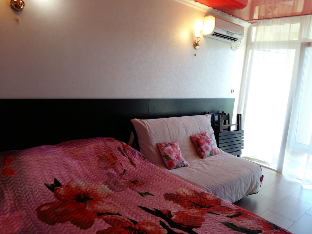 Deluxe Quadruple Room, 1 Queen Bed With Sofa Bed, Non Smoking photo 3