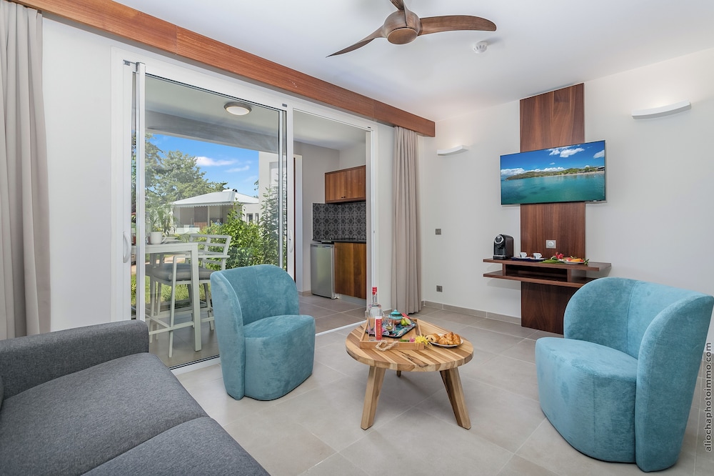 Comfort Suite, Pool View