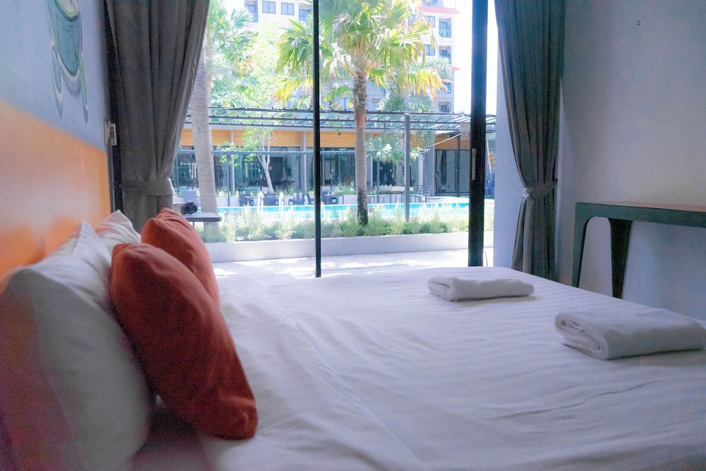 Deluxe Double Room with Pool View - Photo 7