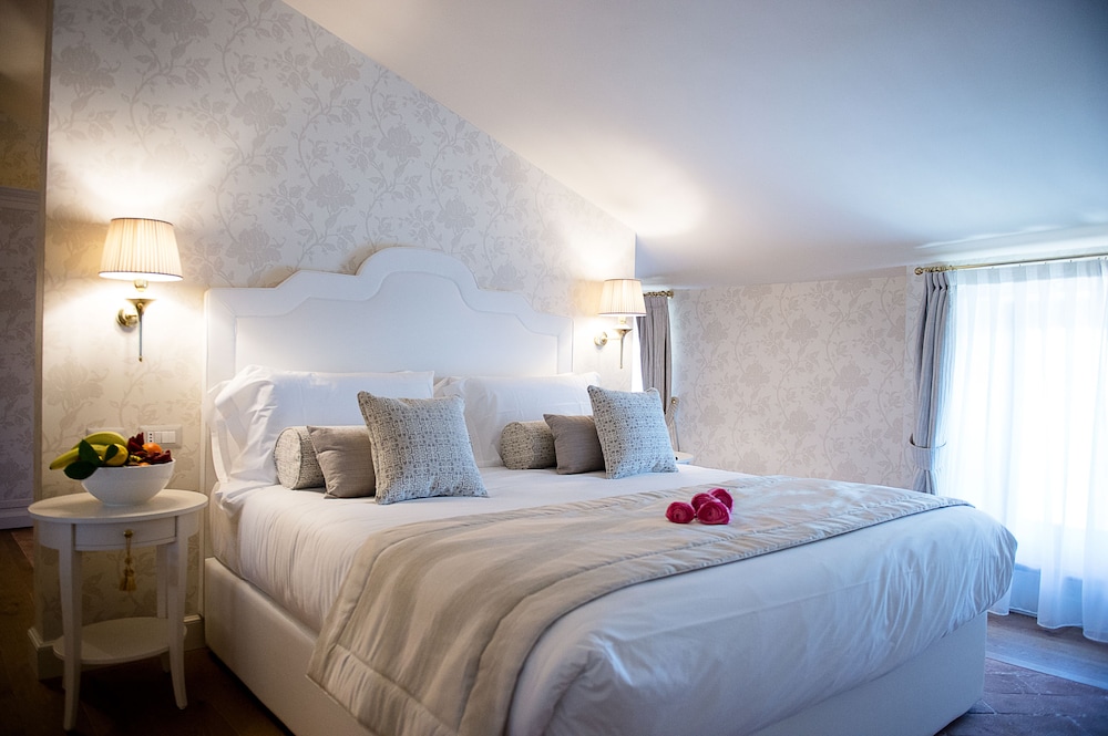 Superior Quadruple Room, 1 King Bed with Sofa bed photo 2