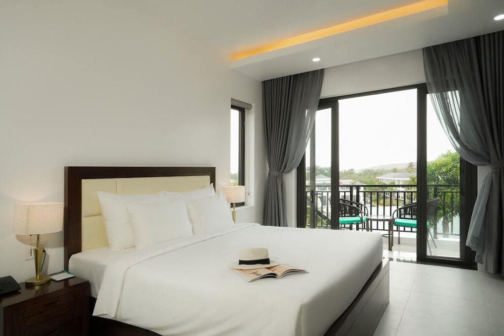 Suite Pool View photo 3