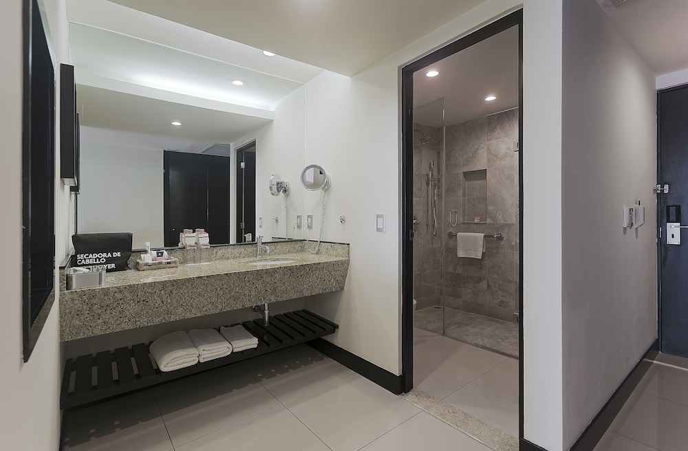 Standard Room, 2 Queen Beds, Accessible, Club Lounge Access - Photo 8