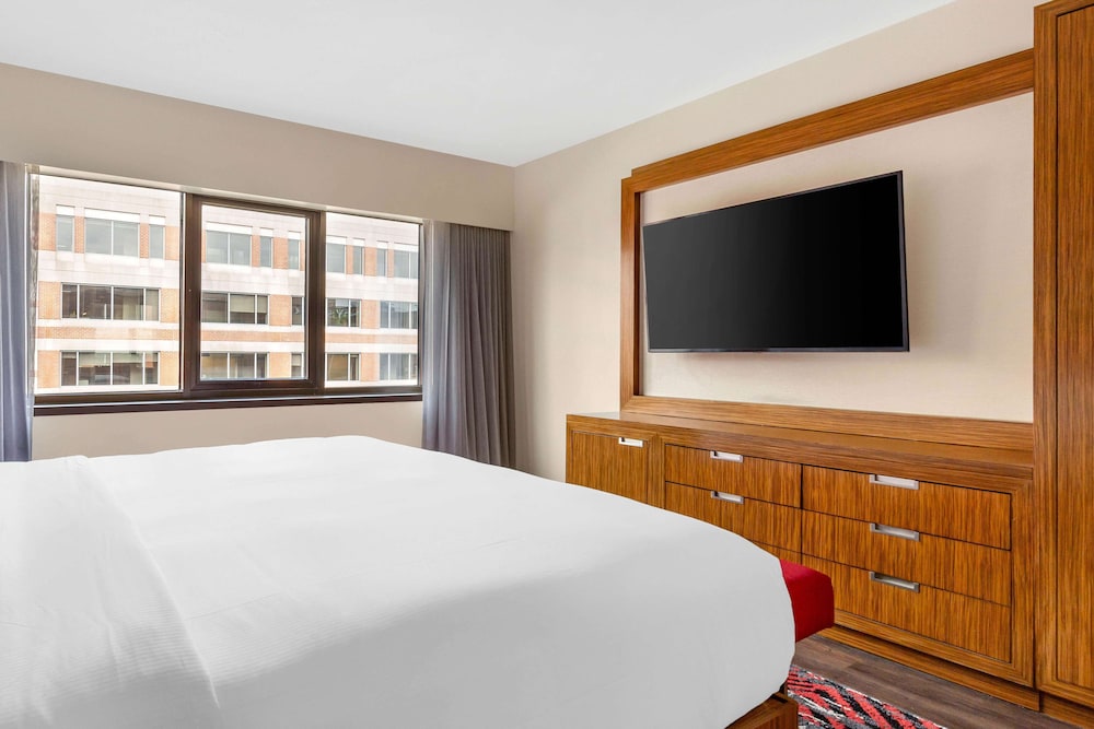 Suite, 2 Bedrooms, Accessible, Non Smoking (Roll In Shower)
