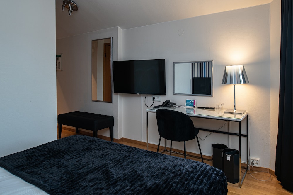 Standard Room, 1 Queen Bed, Non Smoking photo 2