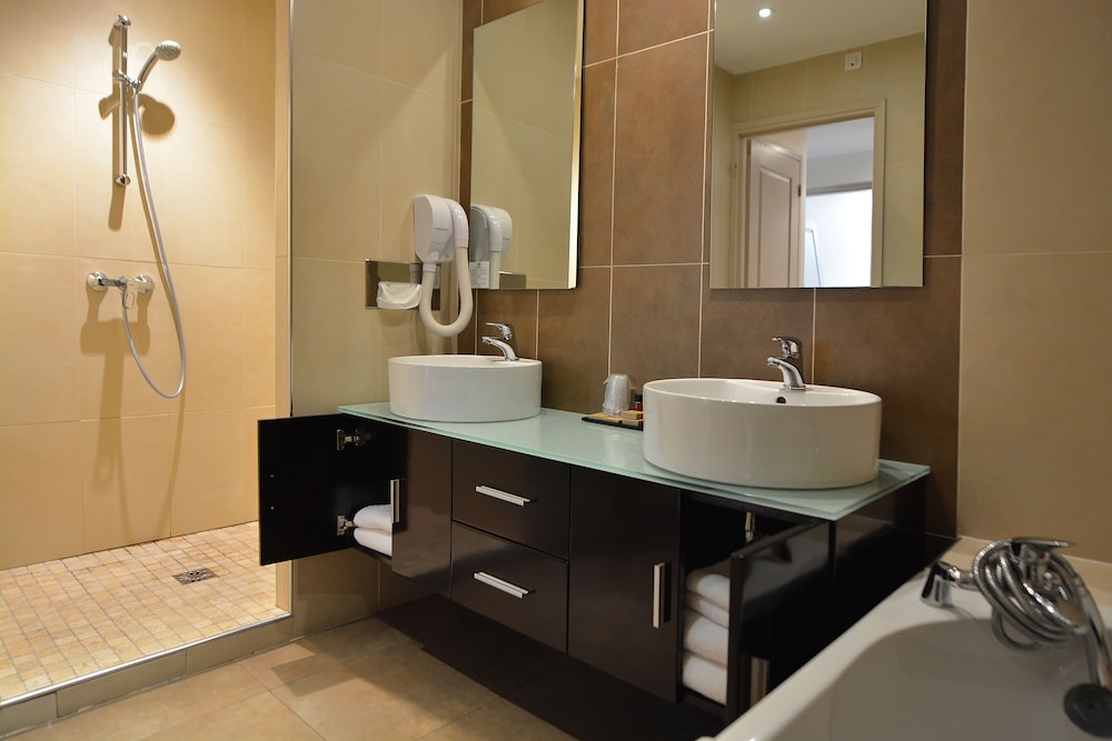 Deluxe Junior Family Room - Photo 6