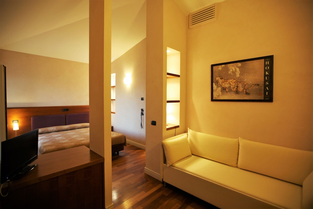 Romantic Room, Hill View