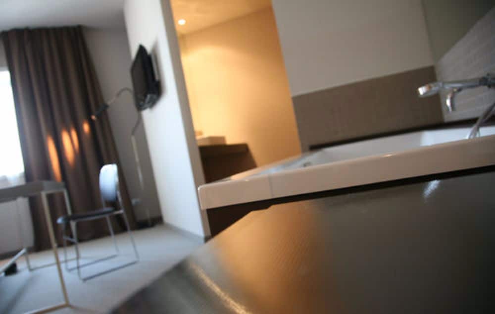 Deluxe Room - Photo 10