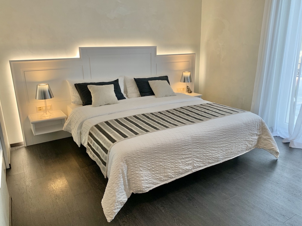 Superior Double Room, Balcony with Lake- or Parkview photo 2