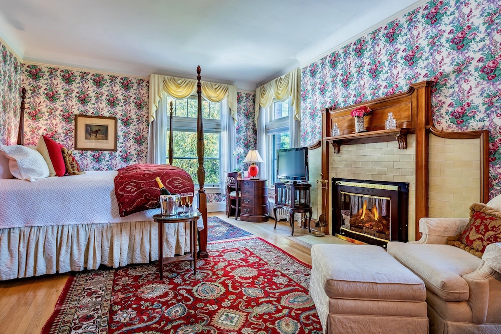 Romantic Room, 1 King Bed, Fireplace photo 3