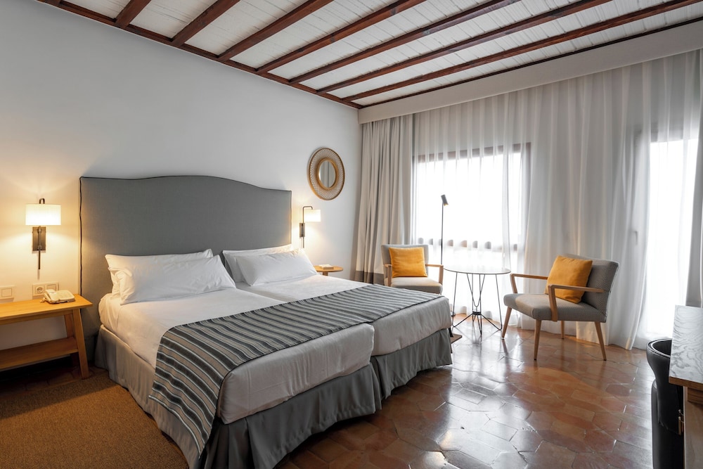 Standard Twin Room (2 Adults and 1 Child) photo 2