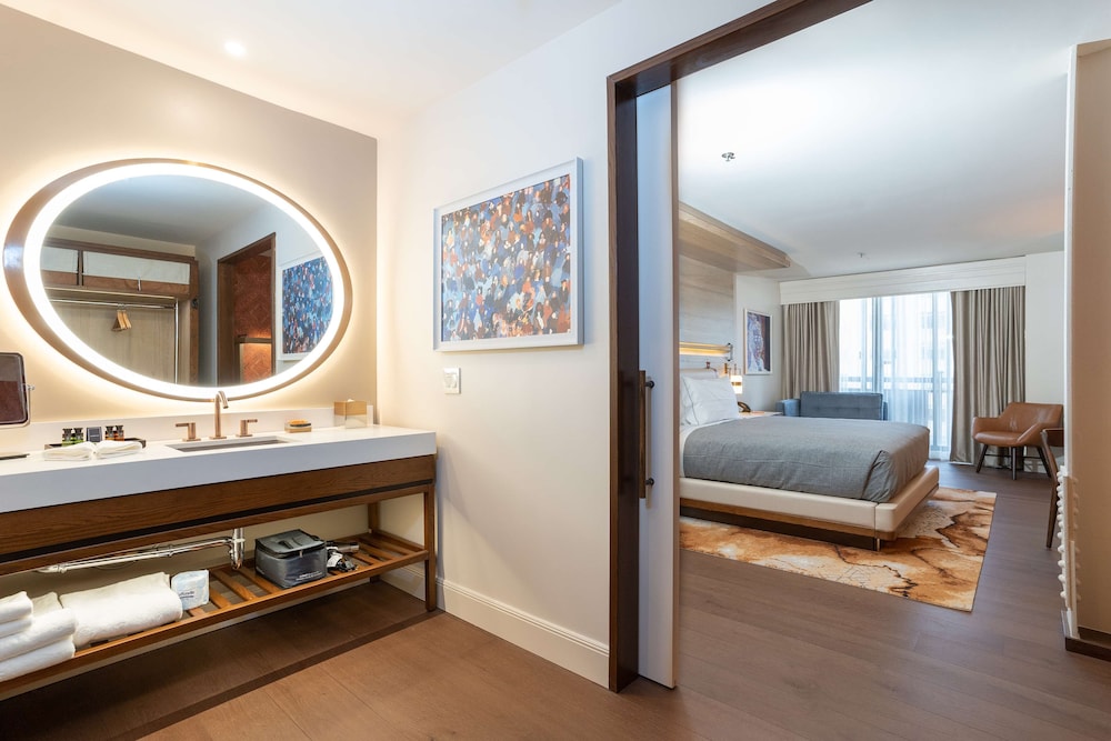 Premium Room, 1 King Bed, Accessible (Hearing) - Photo 9