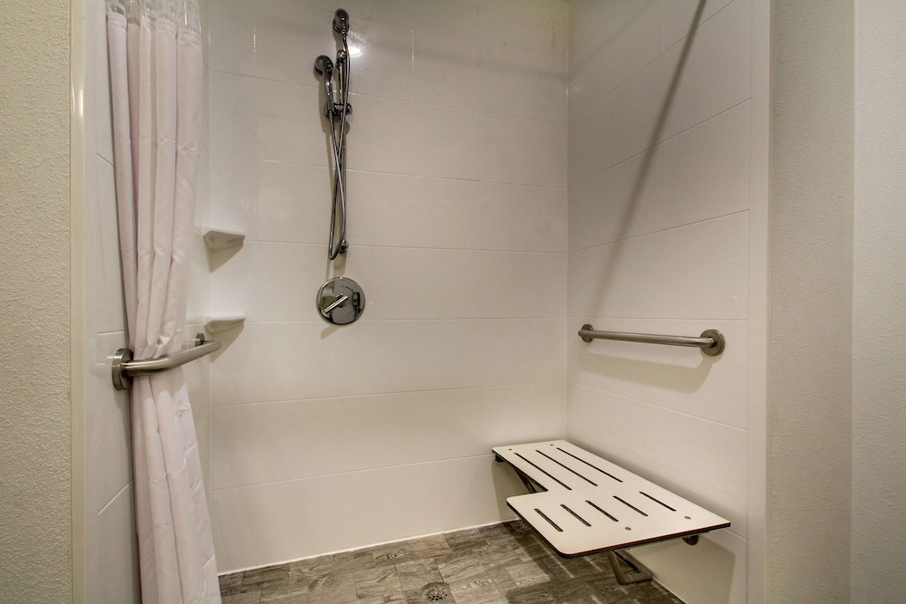 Room, 1 King Bed, Accessible, Non Smoking (w/ roll-in shower) photo 2