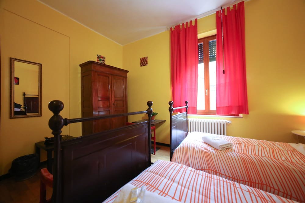 Basic Twin Room, 2 Twin Beds, Shared Bathroom