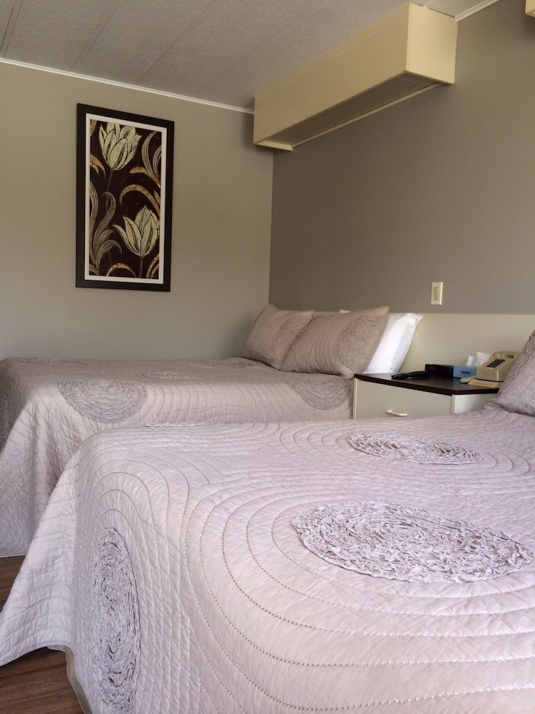 Family Room, 2 Double Beds, Kitchenette photo 1