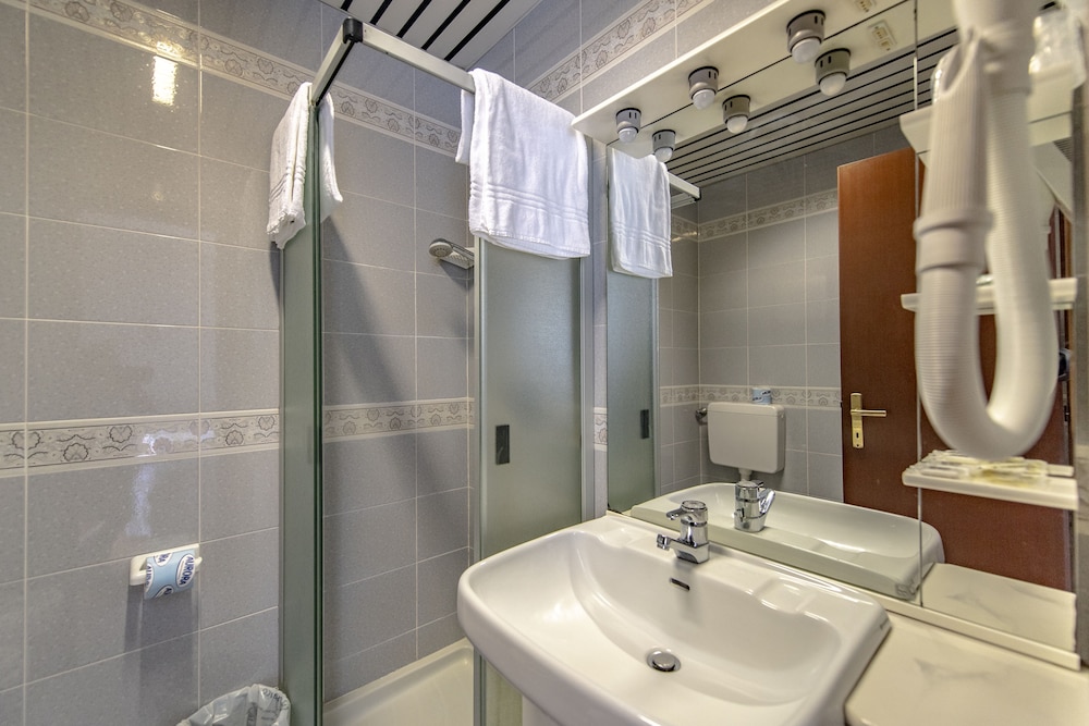 Standard Double Or Twin Room, Non Smoking, Balcony photo 3