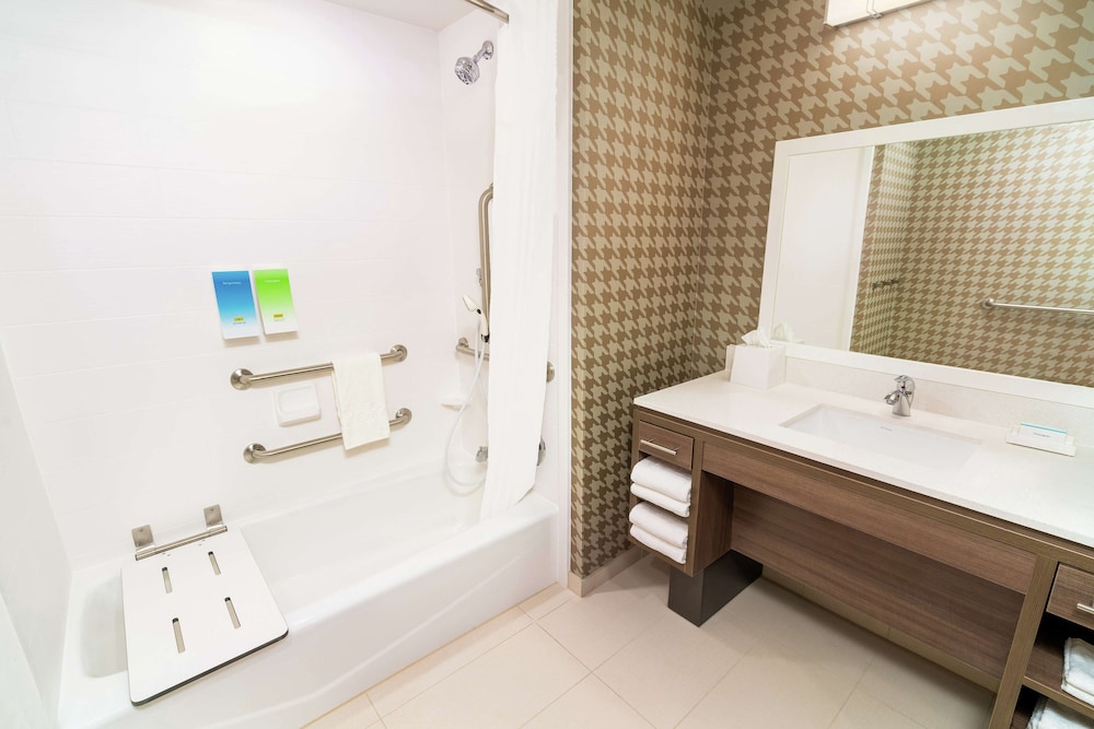 Suite, 1 King Bed, Accessible (Mobility & Hearing, Roll-in Shower) - Photo 14