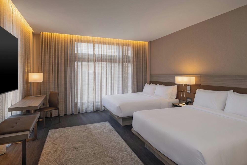 Classic Room, 2 Queen Beds, City View (Mobility Accessible, Tub)