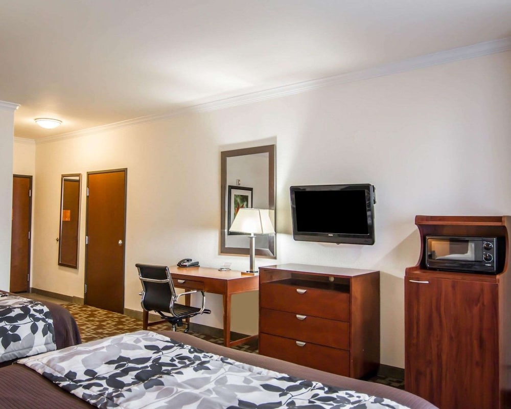 Standard Room, 2 Queen Beds, Non Smoking - Photo 3