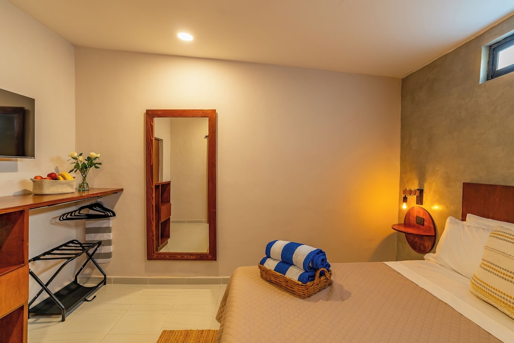 Deluxe Room, 1 Queen Bed photo 2