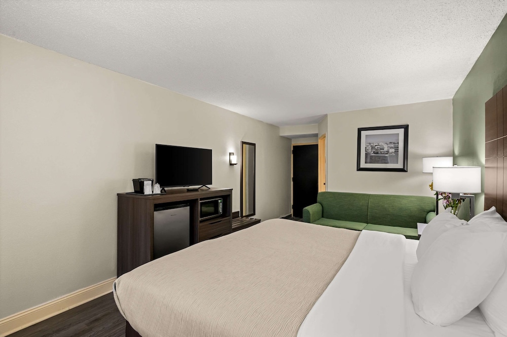 Suite, 1 King Bed, Non Smoking - Photo 3