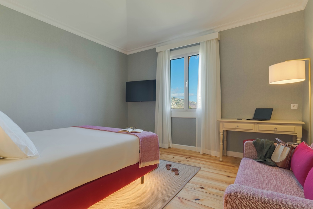 Deluxe Double Room (Partial Sea View) thumbnail 5