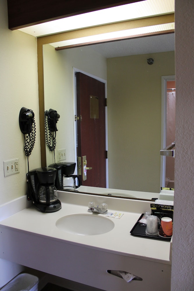 Standard Room, 2 Queen Beds, Non Smoking - Photo 4