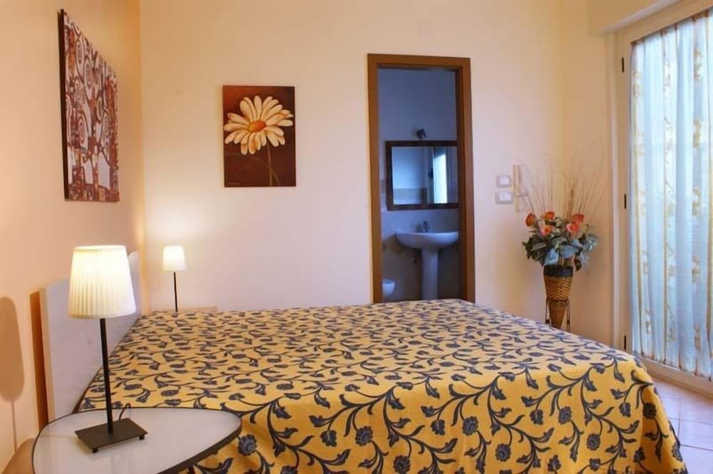 Double Room, 1 Queen Bed, Non Smoking photo 3