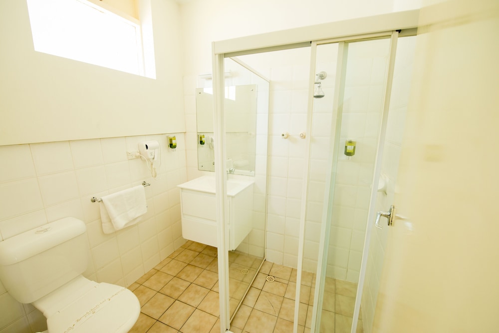 Standard Twin Room, Multiple Beds - Photo 10