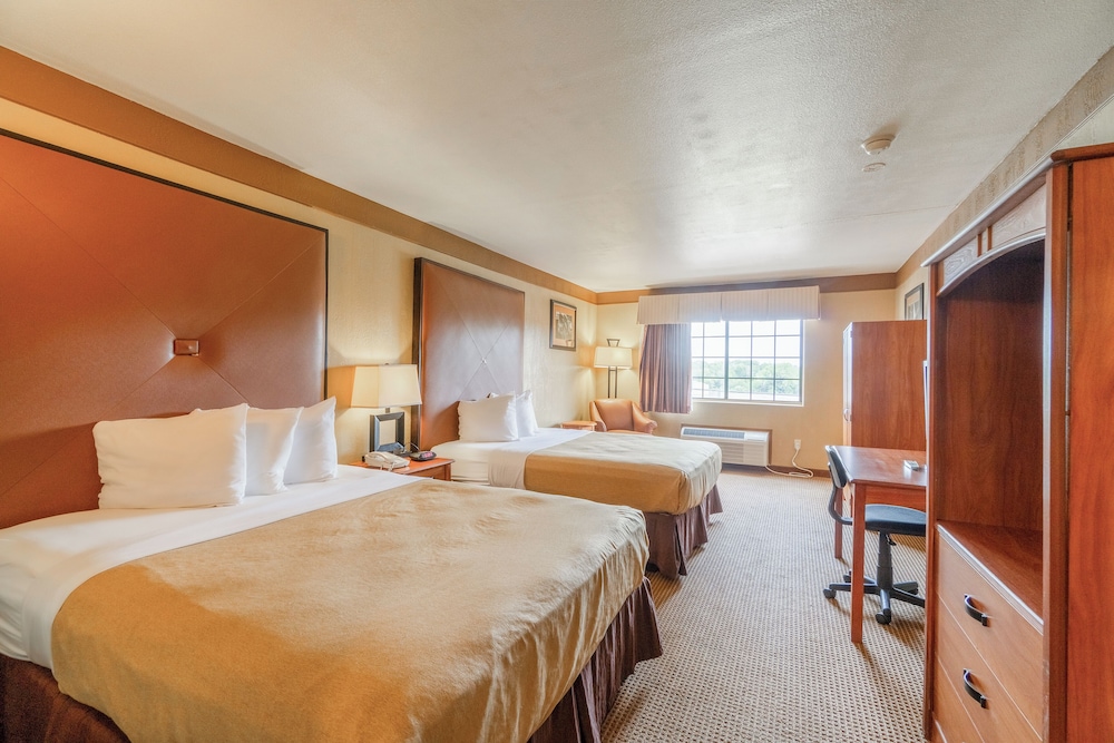 Room, 2 Queen Beds, Non Smoking - Photo 6
