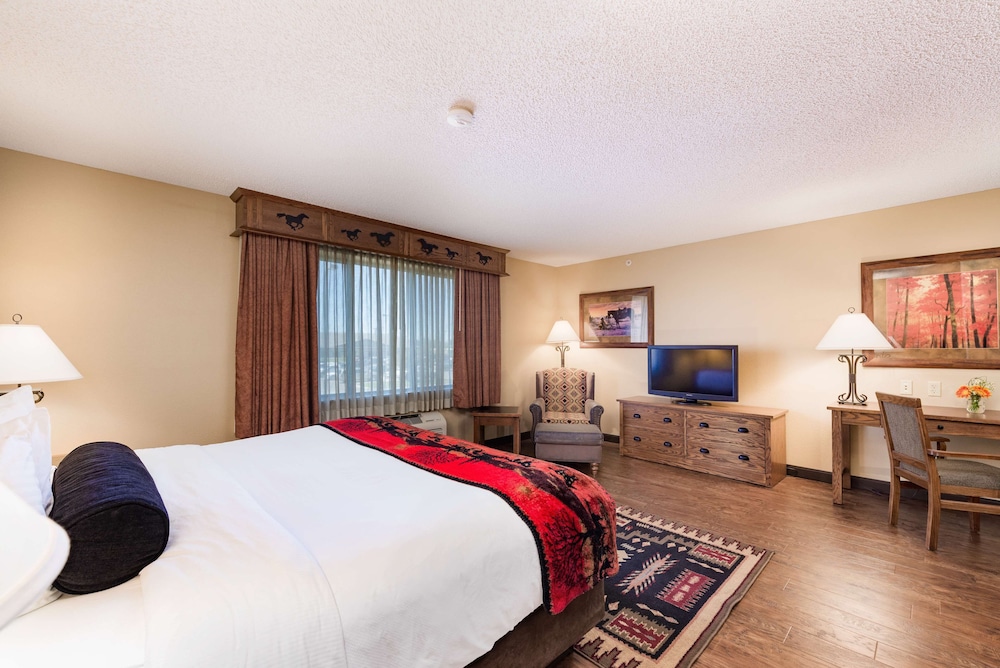 Standard Room, 1 King Bed, Non Smoking, Jetted Tub (Heartland Loft) photo 2